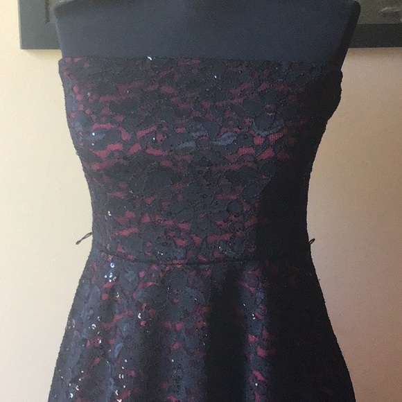 Beautiful lace overlay dress - Picture 2 of 4